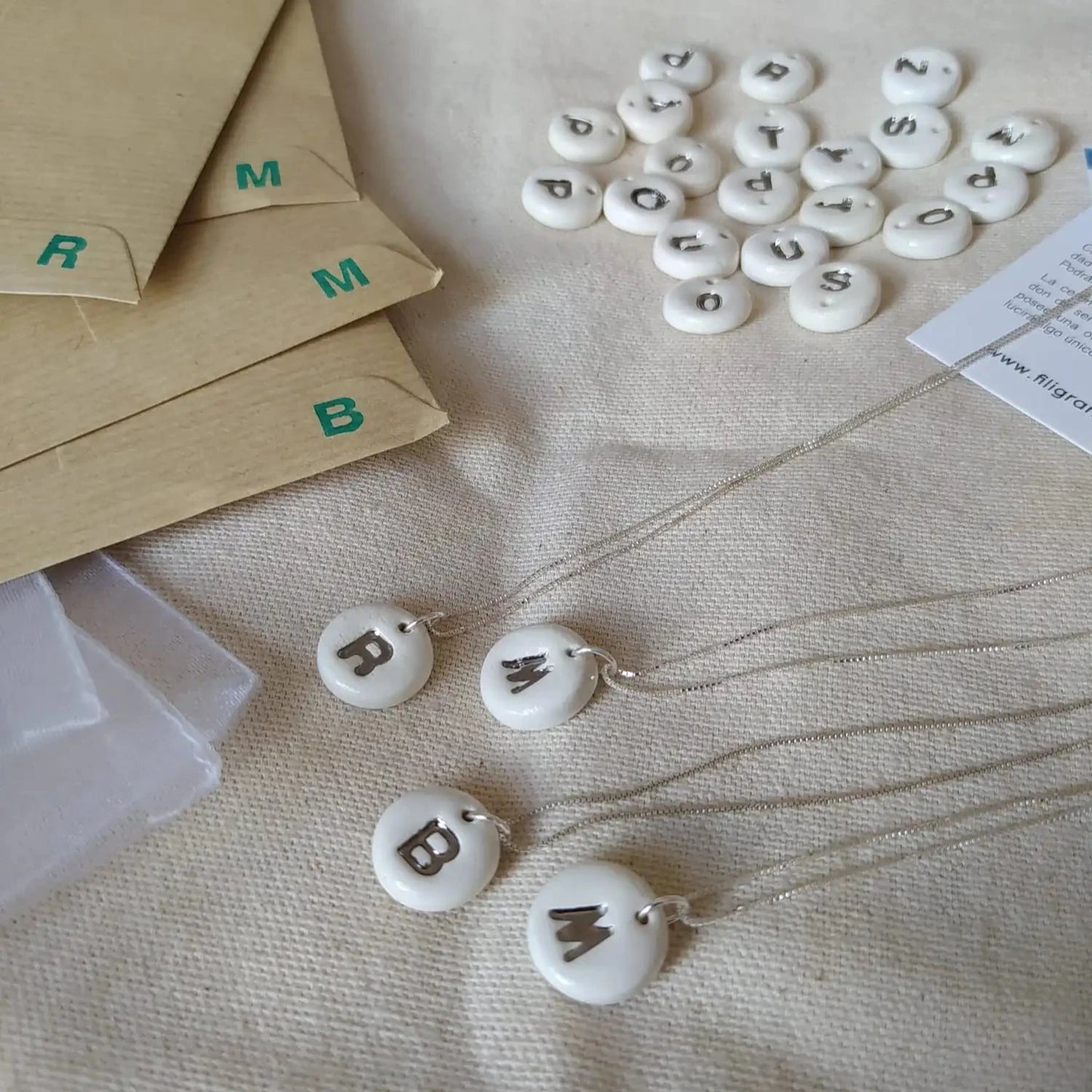 Collier Initiale en Argile Blanche en Or ou en Argent